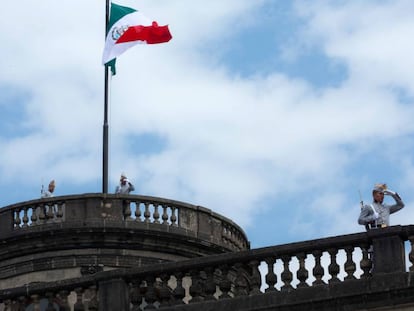 La bandera de M&eacute;xico en el Castillo de Chapultepec.