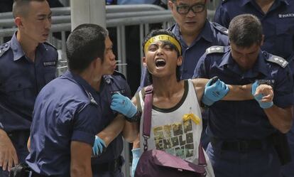 Un estudiante detenido frente a la sede de Gobierno de Honk Kong.