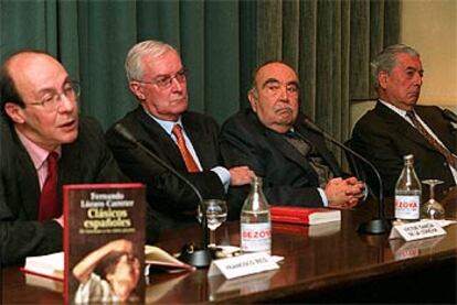 De izquierda a derecha, Francisco Rico, Víctor García de la Concha, Fernando Lázaro Carreter y Mario Vargas Llosa, ayer, en la Asociación de la Prensa.