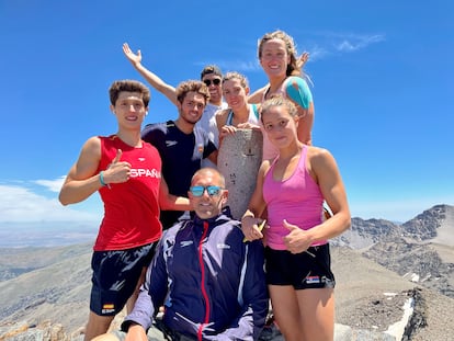 Fred Vergnoux en el centro, rodeado de izquierda a derecha por Alejandro Puebla, Arbidel González, Alberto Martínez, Jimena Pérez, Mireia Belmonte y Anja Crevar, en la cima del cerro Veleta, en Sierra Nevada.