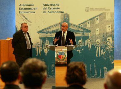 Javier Rojo intervenía  ayer en el acto por el Estatuto celebrado en el Ayuntamiento de Barakaldo. A la izquierda, el alcalde, Tontxu Rodríguez.