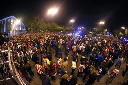 La afición del Atlético de Madrid celebra la consecución de la Copa del Rey.