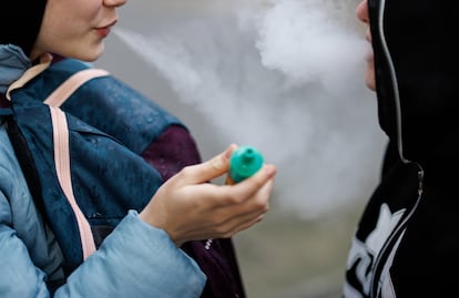 Adolescentes vapeando en Londres, un hábito que no estará prohibido con la nueva ley británica que vetará fumar a los nacidos a partir de 2009.