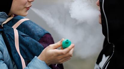 Adolescentes vapeando en Londres, un hábito que no estará prohibido con la nueva ley británica que vetará fumar a los nacidos a partir de 2009.