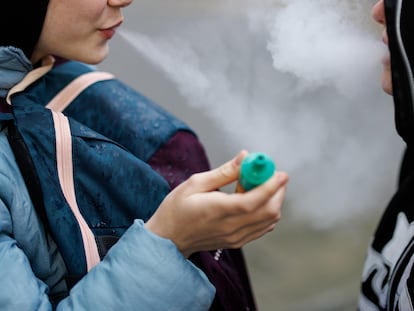 Adolescentes vapeando en Londres, un hábito que no estará prohibido con la nueva ley británica que vetará fumar a los nacidos a partir de 2009.