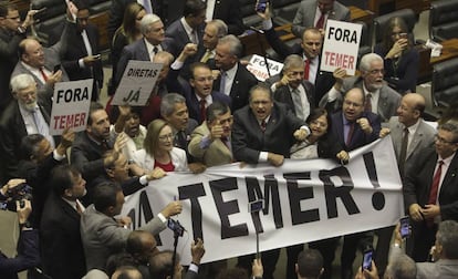 Deputados a oposi&ccedil;&atilde;o protestam.