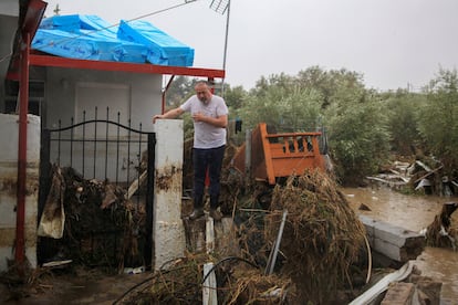 Un hombre mira los destrozos causados en una vivienda tras las lluvias torrenciales en la localidad de Nea Lefki (Grecia). 