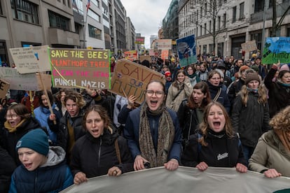 Un grupo de jóvenes se manifiestan por el clima frente al parlamento alemán, el 14 de febrero de 2025.