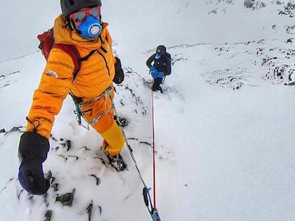 David Goettler (de amarillo) y Kilian Jornet, durante su aclimatación de estos días en el Lhotse, a 7.920 metros.