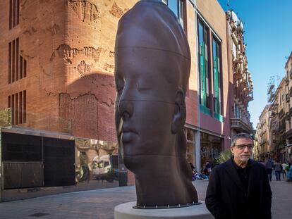 El artista Jaume Plensa junto a su escultura " Carmela" , situada al lado del Palau de la Música de Barcelona.