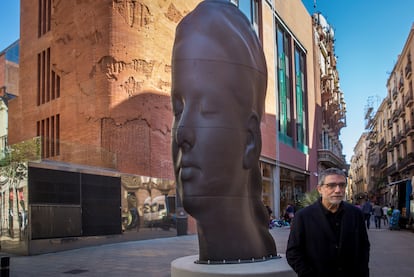 El artista Jaume Plensa junto a su escultura " Carmela" , situada al lado del Palau de la Música de Barcelona.