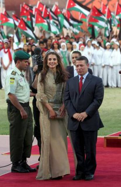 El rey de Jordania, Abdullah II (d), y su esposa, la reina Rania (c). EFE/Archivo