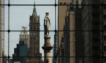 La estatua de Col&oacute;n de Nueva York, situada en una concurrida esquina de Central Park. 