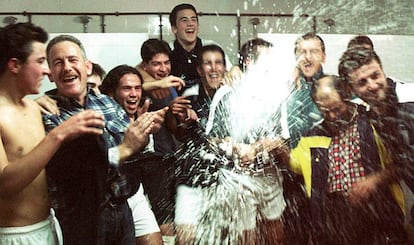 Los integrantes del equipo de fútbol de Vélez Rubio (Almería), celebran haber ganado el gordo en 2002.