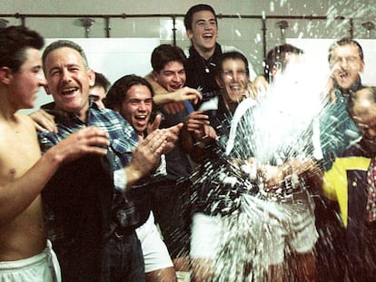 Los integrantes del equipo de fútbol de Vélez Rubio (Almería), celebran haber ganado el gordo en 2002.