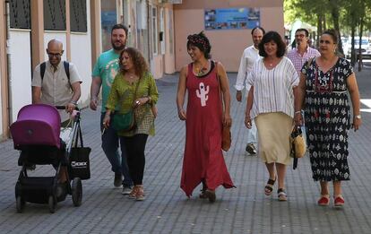 Teresa Rodríguez (en el centro) llega a la sede de IU Andalucía de Sevilla, este martes.