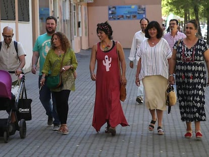Teresa Rodríguez (en el centro) llega a la sede de IU Andalucía de Sevilla, este martes.