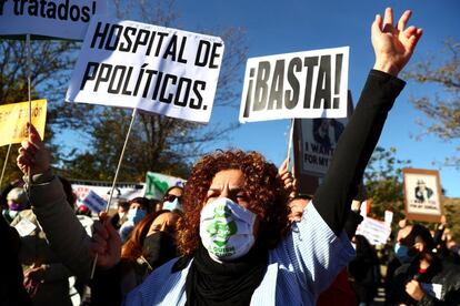 La Asociación Madrileña de Enfermería (AME), Juntas por la Pública, Summat y el sindicato Movimiento Asambleario de Trabajadoras y Trabajadores de la Salud (MATS) se han concentración a las puertas del hospital Zendal para decir: "¡Basta al negocio de la salud".