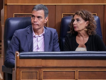 MADRID, 17/09/2024.- El presidente del Gobierno Pedro Sánchez (i) y la vicepresidenta primera del Gobierno María Jesús Montero durante el pleno del Congreso de los Diputados celebrado este martes en Madrid. EFE/ Borja Sánchez-Trillo