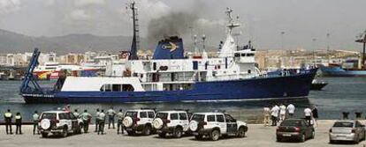 Agentes de la Guardia Civil, ante el buque <i>Ocean Alert,</i> de la compañía Odyssey, en el puerto de Algeciras.