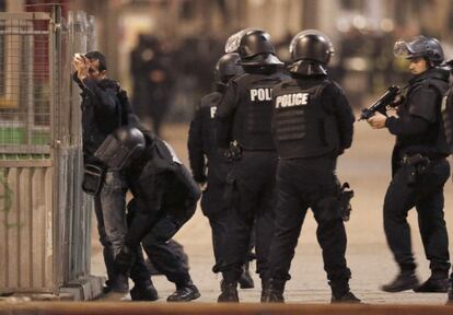 Policies francesos escorcollen ciutadans a l'entorn de la zona de l'operació de Saint-Denis.