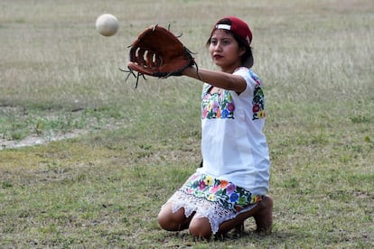 As 18 integrantes da equipe, algumas mães de família, dizem que jogar softball serve para distraí-las dos problemas em casa.