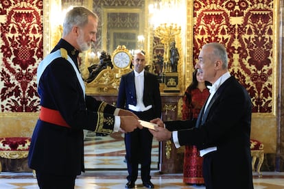 El embajador del Estado de Palestina, Husni M.A. Abdelwahed, hace entrega de sus cartas credenciales al Rey, este lunes en el Palacio Real, en Madrid.