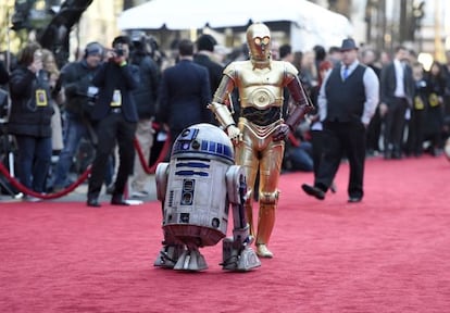 R2-D2 y, a la izquierda, C-3PO, en el estreno.