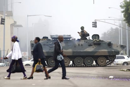 Ante la complicada situación creada en el país africano, embajadas como las de Reino Unido y Estados Unidos recomendaron a sus ciudadanos que permanezcan en sus casas. En la imagen, un vehículo militar patrulla una calle en Harare, el 15 de noviembre de 2017.