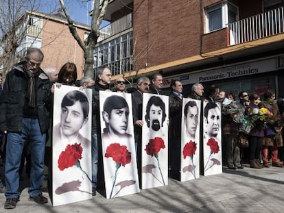Momento del homenaje celebrado esta mañana en Vitoria en recuerdo de cinco obreros asesinados en 1976.