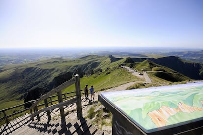 Además de rutas al Puy de Sancy (en la foto), desde la localidad termal de Le Mont-Dore parten otros estimulantes recorridos a pie o en bici como el Chemin de la Grande Cascade, que lleva a un salto de agua de 32 metros.