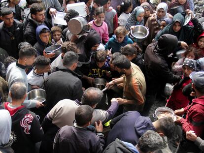 Unos palestinos se agolpaban para recibir comida, en marzo en el campamento de refugiados de Yabalia, en el norte de la franja de Gaza.