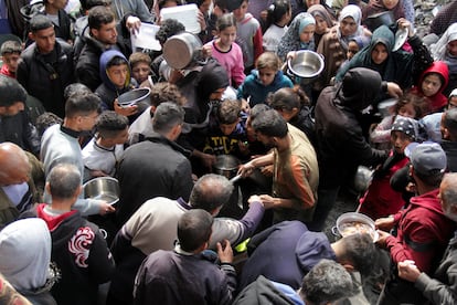 Un grupo de personas espera para recibir comida en un reparto de alimentos en Yabalia, en el norte de Gaza.