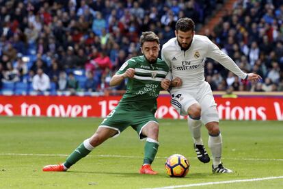 Unai López (izquierda) del Leganés y Nacho del Real Madrid luchan por hacerse con el balón.