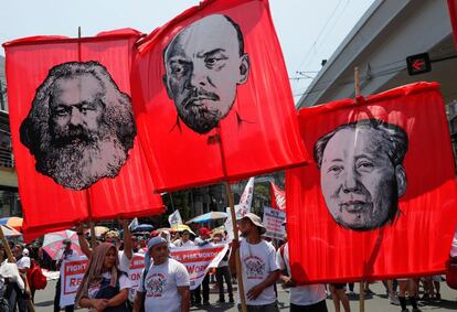 Varios activistas muestran retratos de Karl Max, Vladímir Lenin y Mao Zedong, durante una manifestación por el 1 de Mayo, en Manila (Filipinas).