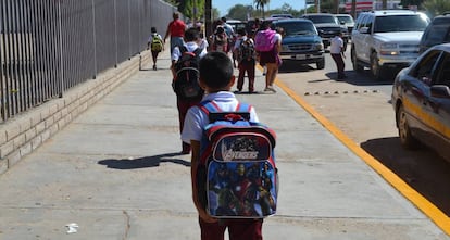 Ni&ntilde;os a las afueras de una escuela en Sonora, norte de M&eacute;xico.