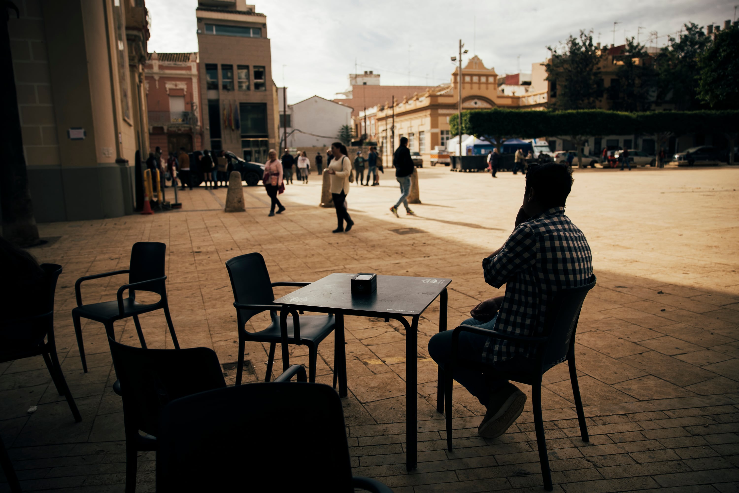 Un vecino tomaba un café en un bar abierto en Alfafar pasado 12 de noviembre.  