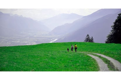 En Suiza se ha creado la región de Heidiland, en el distrito de Landquart, en el cantón de los Grisones. Un destino turístico que promocionan para que el visitante recorra los paisajes donde se desarrolla la historia de Heidi En esta región alpina, cerca de la frontera con Liechtenstein y Austria, está también Maienfeld, la ciudad más cercana a la Casa de Heidi, una recreación de la cabaña del abuelo que los japoneses incluyen siempre en sus circuitos.