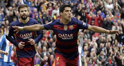 El delantero uruguayo del Barcelona Luis Suárez celebra el segundo de sus goles ante el Espanyol.