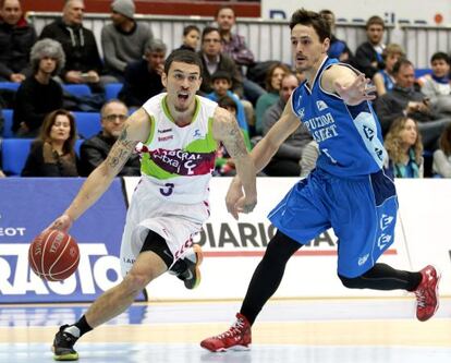 Rafa Huertas, a la derecha, junto al base del Laboral Kutxa Baskonia, Mike James.