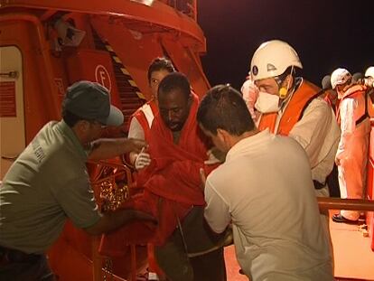 Rescatados 35 ocupantes de una patera en Motril