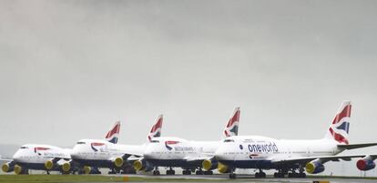 Aviones de IAG en el aeropuerto de Cardiff, Reino Unido.