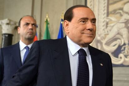 Silvio Berlusconi, seguido por Angelino Alfano, en el Quirinal el martes.