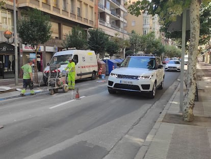 Trabajos para eliminar el carril bici de la avenida de Portugal de Logroño, en agosto de 2023.