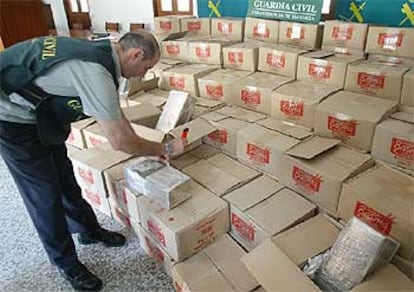 Un agente inspeccionaba ayer parte del alijo de hachís camuflado en cajas de cuscús.