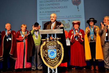 Carlos Martín (centro) en un congreso europeo de cofradías gastronómicas