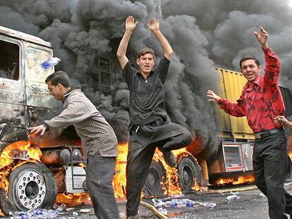 Jóvenes iraquíes celebran el ataque contra un camión ayer en una carretera en Mosul.
