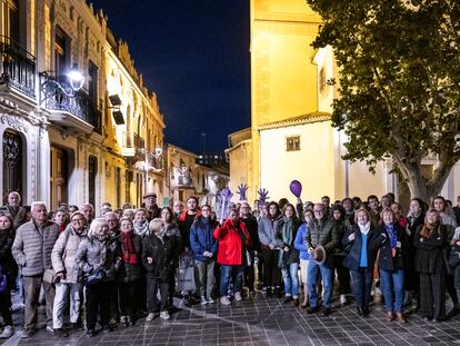 Concentración en la plaza de Campanar de este lunes para solidarizarse con una joven víctima de una agresión sexual y para reconocer a los vecinos que la salvaron y detuvieron al agresor.