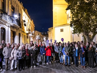 Concentración en la plaza de Campanar de este lunes para solidarizarse con una joven víctima de una agresión sexual y para reconocer a los vecinos que la salvaron y detuvieron al agresor.