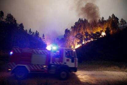 Un camió de bombers prop de la localitat de Bouca.